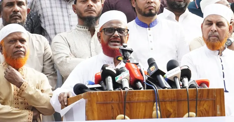 বিক্ষোভ কর্মসূচিতে কথা বলেছেন এটিএম আজহারুল ইসলাম